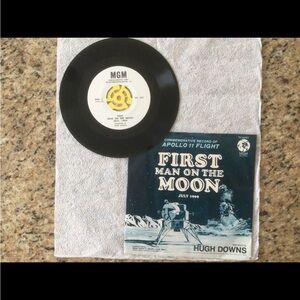 Vintage First Man on the Moon Souvenir 45rpm record narrated by. Hugh Downs.1969